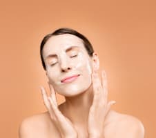 Hoolitsused ja kosmeetika naha "äratamiseks"